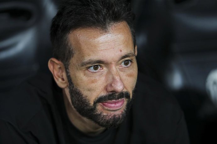 Carlos Corberan, head coach of Valencia CF, looks on during the Spanish league, LaLiga EA Sports, football match played between Valencia CF and Real Betis Balompie at Mestalla stadium on August 25, 2026, in Valencia, Spain.