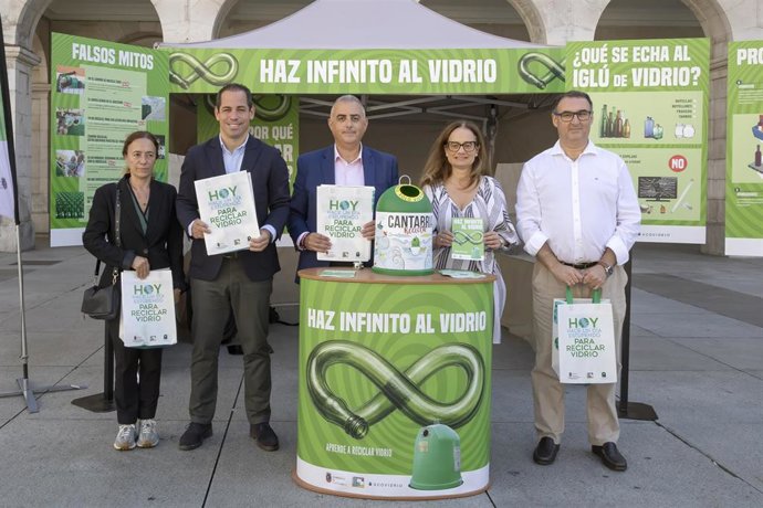 Presentación de la campaña ‘Haz infinito al vidrio’ que recorrerá este mes de septiembre 12 municipios cántabros para concienciar sobre el reciclaje