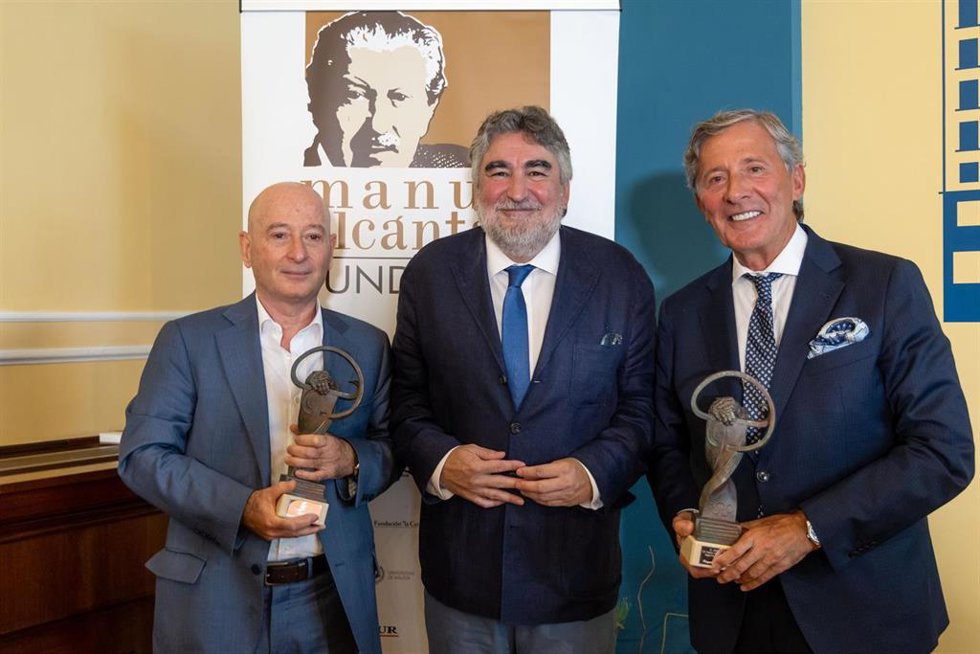 Jesús Álvarez y Orfeo Suárez reciben de manos del presidente del CSD, José Manuel Rodríguez Uribes, el VIII Premio Nacional de Periodismo Deportivo Manuel Alcántara.