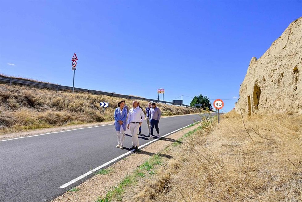 Armisén en la visita a las obras de mejora del firme.