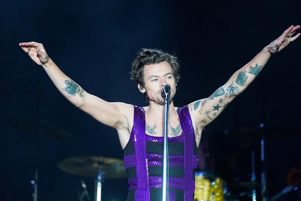 Archivo - Harry Styles actúa en el escenario principal durante el 'Big Weekend' de BBC Radio 1 en el War Memorial Park de Coventry