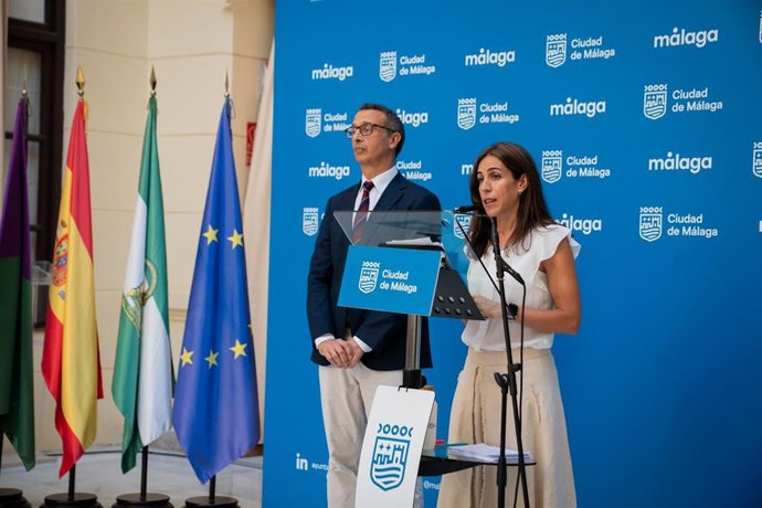 La concejala delegada del Área de Sostenibilidad Medioambiental del Ayuntamiento de Málaga, Penélope Gómez, compareciendo ante los medios.