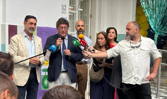 El delegado territorial de Educación de la Junta de Andalucía en Cádiz, José Ángel Aparicio, en el inicio de curso escolar en el CEIP San Felipe de Cádiz