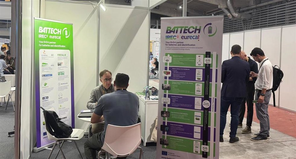 Stand de Battech, unidad conjunta de investigación impulsada por Eurecat e IREC, en la primera edición de la feria Battery & Energy Storage Tech Europe 2026, en Barcelona