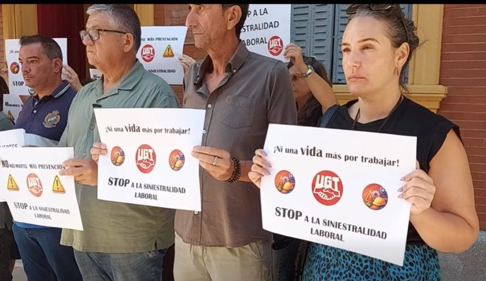 Concentración de UGT por el fallecimiento de un trabajador en Gibraleón (Huelva).