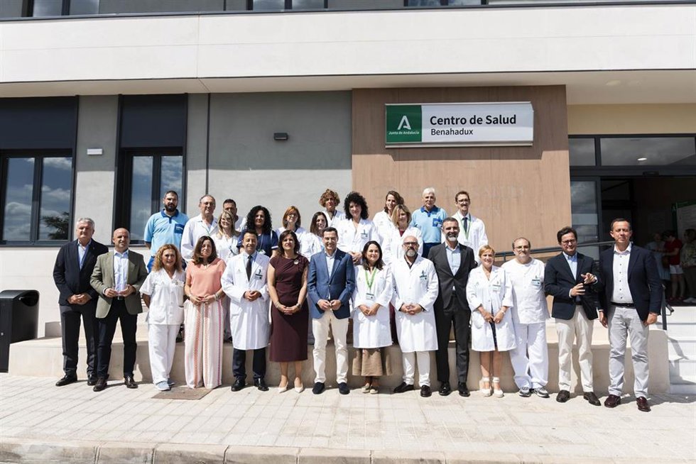 El presidente de la Junta de Andalucía, Juanma Moreno (c), en la foto de familia durante la inauguración del nuevo centro de salud de  Benahadux.  