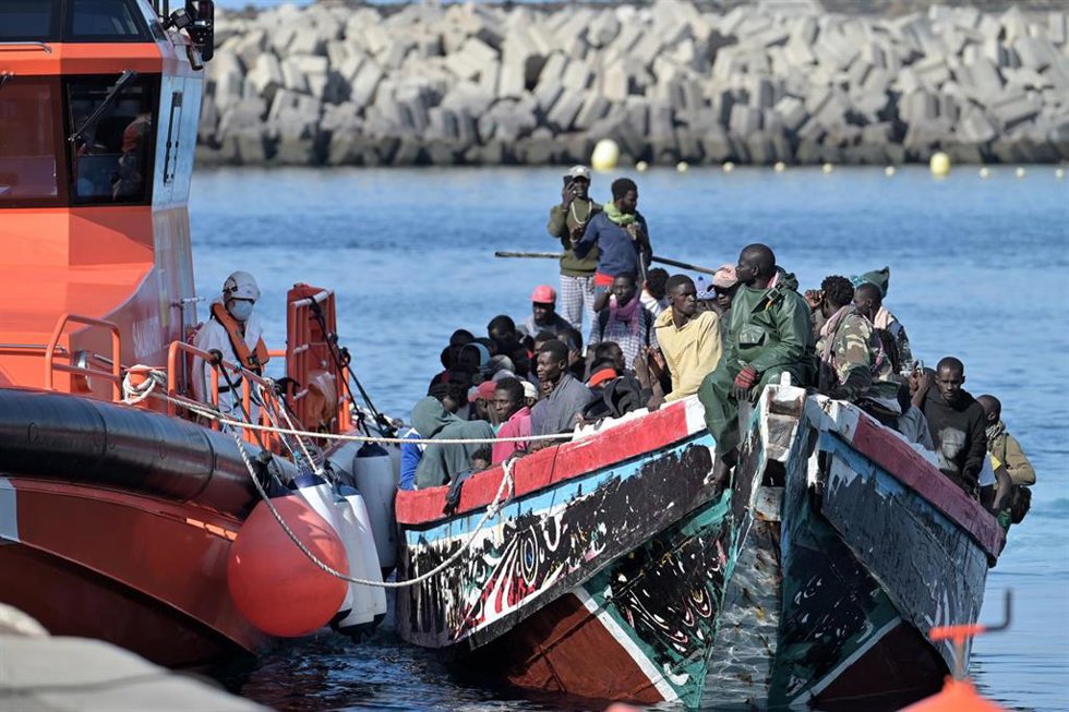 Archivo - Efectivos de emergencias atienden a personas en el muelle de La Restinga, en el municipio de El Pinar, a 14 de octubre de 2025, en El Hierro, Islas Canarias (España). En la embarcación viajaban unas 230 personas, en su mayoría hombres de procede