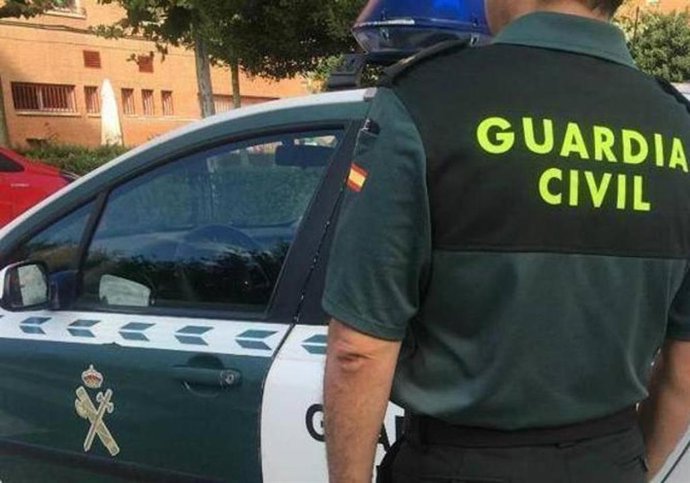 Archivo - Arxiu- Imatge d'arxiu d'un agent de la Guàrdia Civil davant d'un cotxe patrulla