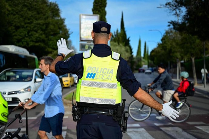 Policía Local dirige el tráfico en un dispositivo especial con motivo del inicio del curso escolar