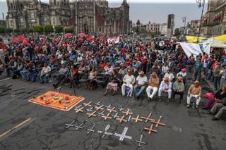 Archivo - 08 April 2019, Mexico, Mexico City: Members of The Independent Trade Union of Workers of the Autonomous Metropolitan University 'SITUAM' take part in a demonstration to demand a salary increase. Photo: -/El Universal via ZUMA Wire/dpa