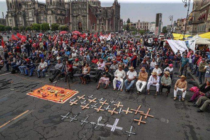 Archivo - 08 April 2019, Mexico, Mexico City: Members of The Independent Trade Union of Workers of the Autonomous Metropolitan University 'SITUAM' take part in a demonstration to demand a salary increase. Photo: -/El Universal via ZUMA Wire/dpa