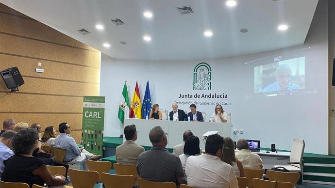El presidente del CARL, José Manuel Gómez Muñoz, y el delegado territorial de Empleo, Empresa y Trabajo Autónomo y de Inteligencia Artificial, Desarrollo Digital y Administración Pública en Cádiz, Daniel Sánchez Román, en unas jornadas sobre convenios