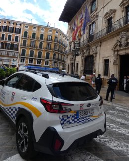 Un vehículo de la Policía Local en la plaza de Cort