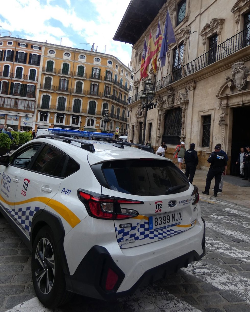 Un vehículo de la Policía Local en la plaza de Cort