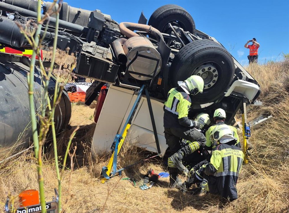 Los servicios de emergencia junto al camión volcado.
