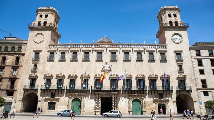 Archivo - Arxiu - Imatge d'arxiu de la façana de l'Ajuntament d'Alacant.