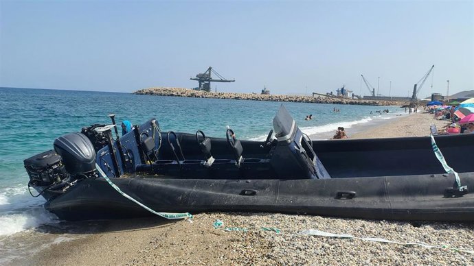 Una narcolancha precintada por la Guardia Civil en la playa de las Marinicas en Carboneras (Almería) el pasado agosto.