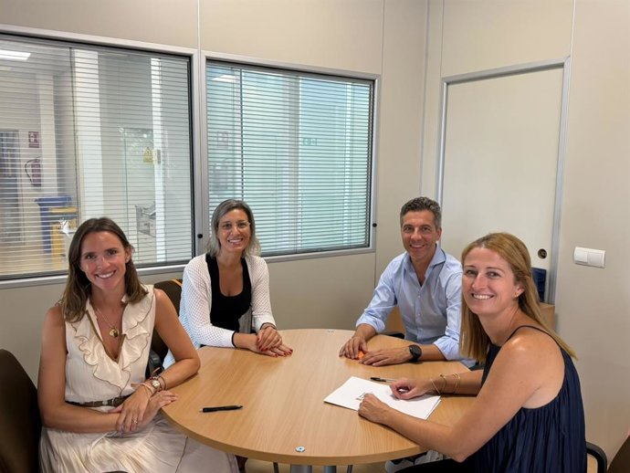 La directora general de Empresa, Autónomos y Comercio, Maria Antònia Sansó, reunida con el presidente de AJE Baleares, Yoann Blanc.