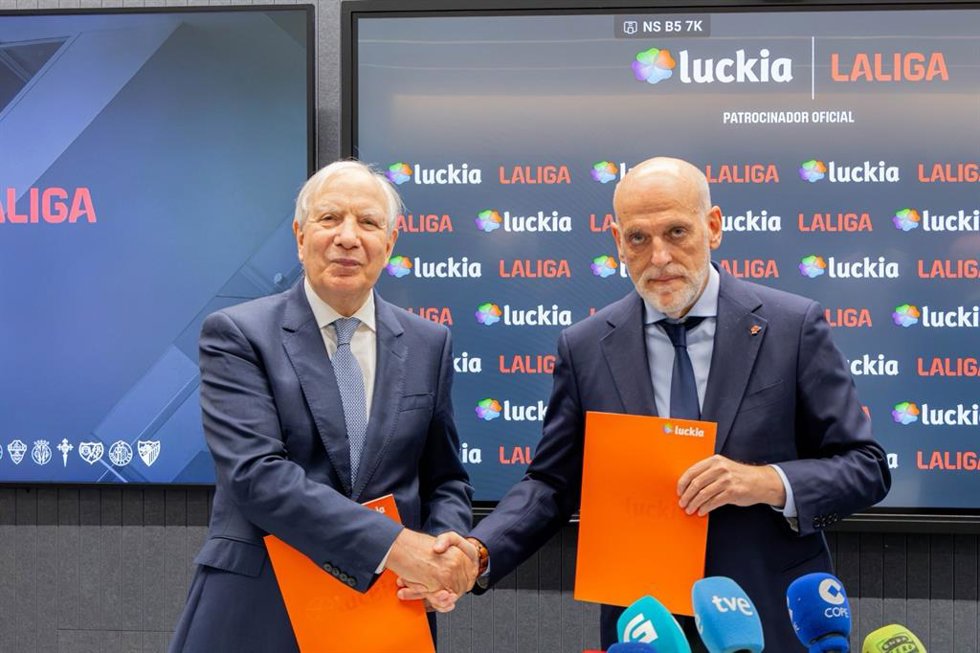 El presidente de LaLiga, Javier Tebas, junto al presidente de Lukia, José González.