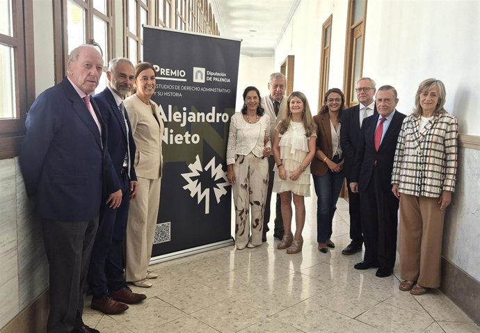 Foto de familia de los integrantes del jurado del I Premio 'Alejandri Nieto' de Derecho Administrativo.