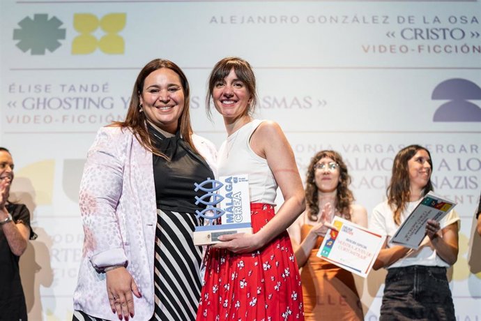 La ganadora del premio de la Muestra Joven de Cortometrajes 'MálagaCrea' 2026, Élise Tandé, junto con la concejala delegada de Juventud del Ayuntamiento de Málaga, Mercedes Martín.