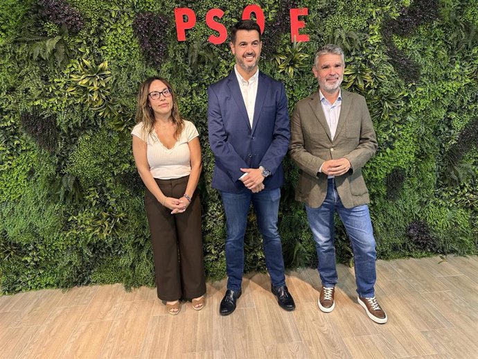 El secretario de Organización del PSOE de Málaga, José Bernal,  junto al candidato a la Alcaldía de Alhaurín el Grande, José María Díaz, y la secretaria general del PSOE de Alhaurín el Grande, Marina Maldonado.