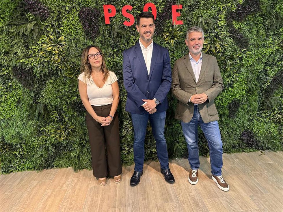 El secretario de Organización del PSOE de Málaga, José Bernal,  junto al candidato a la Alcaldía de Alhaurín el Grande, José María Díaz, y la secretaria general del PSOE de Alhaurín el Grande, Marina Maldonado.