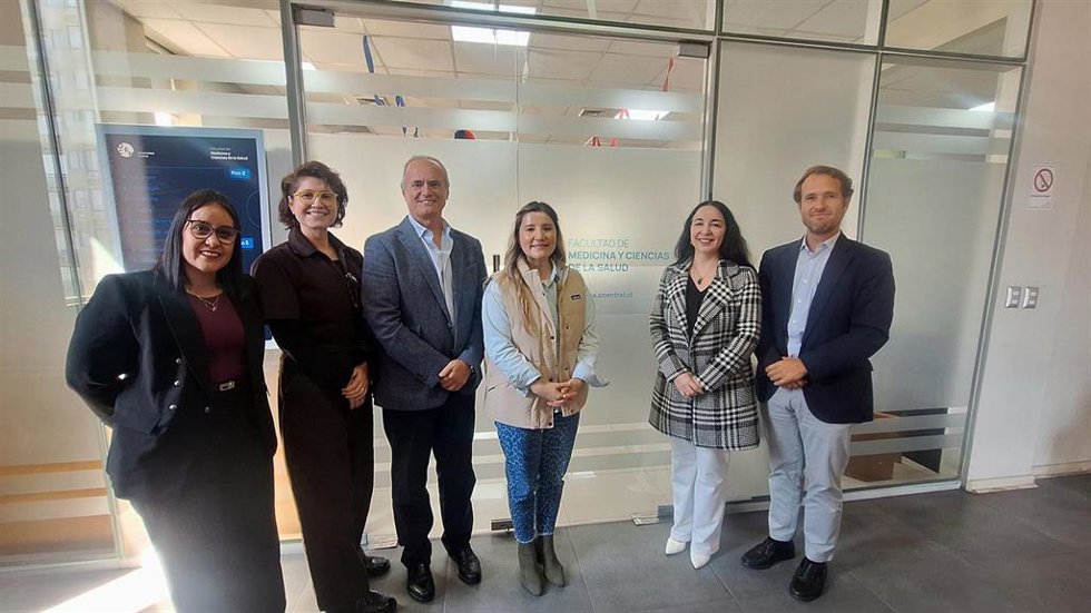 La delegación de UNIR de visita en el Centro de Simulación de la Pontificia Universidad Católica de Chile