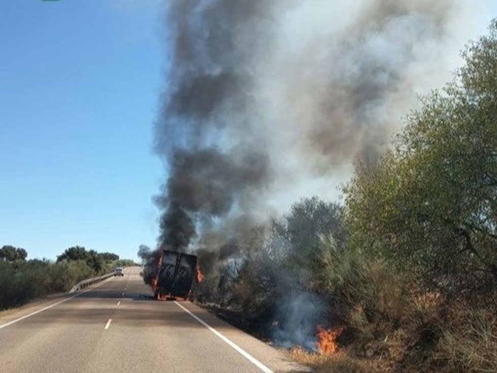 Incendio junto a la carretera en Benquerencia de la Serena.