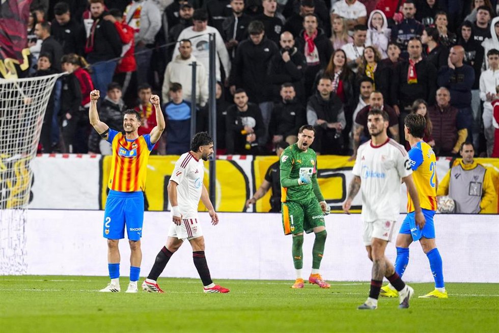 Archivo - Los jugadores del Valencia CF celebran su victoria en el Pizjuán en el Sevilla FC-Valencia CF de LaLiga EA Sports 26-27
