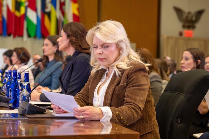 Archivo - March 24, 2026, Washington, District Of Columbia, USA: SARA NETANYAHU, wife of Israeli Prime Minister BENJAMIN NETANYAHU, reviews her speech and works with her staff before the start of First Lady MELANIA TRUMP's Fostering the Future Together Gl