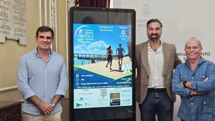 El concejal de Deportes en Cádiz, Carlos Lucero, en la presentación de la carrera solidaria Crucera, una prueba organizada por la Hermandad de la Vera+Cruz de Cádiz.
