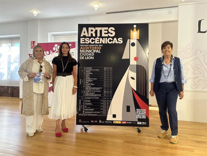 La concejala de Acción y Promoción Cultural del Ayuntamiento de León, Elena Aguado (derecha), durante la presentación de la nueva temporada del Auditorio Ciudad de León.