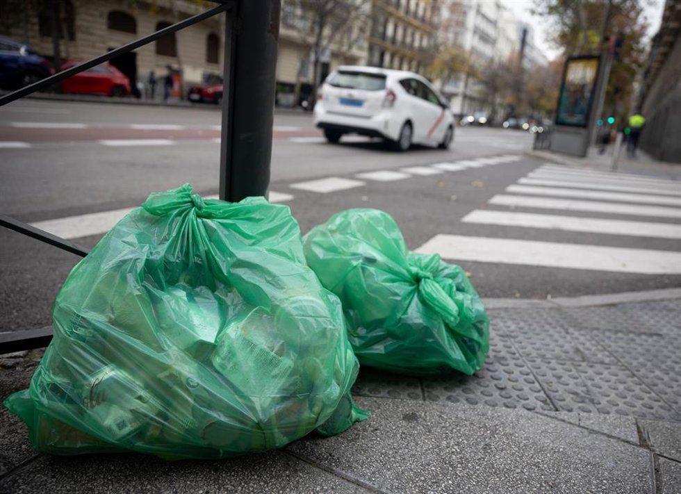 Archivo - Varias bolsas de basura, a 29 de diciembre de 2023, en Madrid (España). 