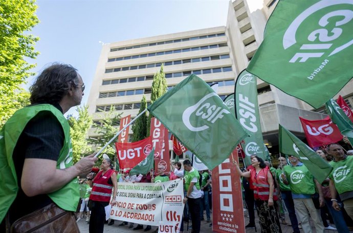 Archivo - Manifestantes durante una concentración frente a la Dirección General del Instituto Nacional de la Seguridad Social (INSS), a 17 de junio de 2026, en Madrid (España). La concentración ha sido convocada por CCOO, UGT, CSIF y CIG como parte de las