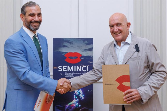 Eduardo Fernández Palomares (a la izquierda), director de Servicios Corporativos de RTVE, y .Jesús Julio Carnero (a la derecha), alcalde de Valladolid.