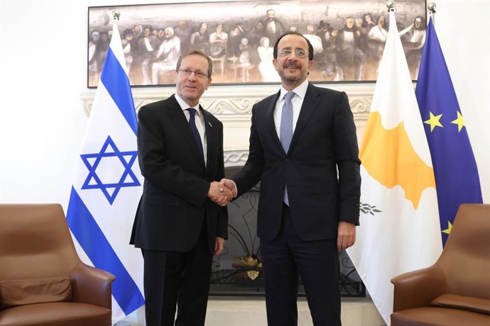 O presidente da República de Chipre, Nikos Christodoulides, em uma reunião com o presidente do Estado de Israel, Isaac Herzog.