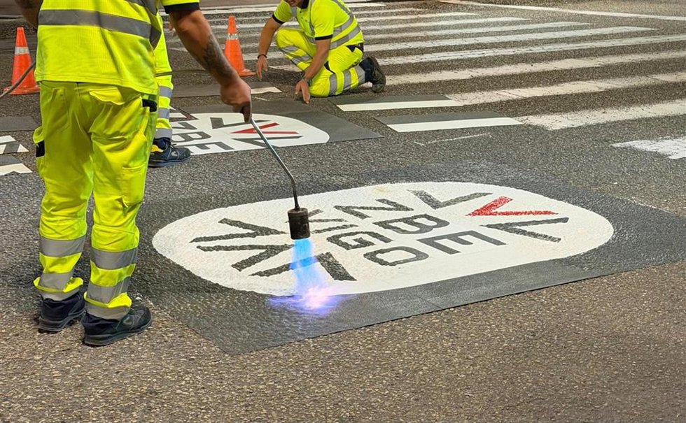 Imagen de los operarios colocando las señales de las zonas de bajas emisiones de Vigo.