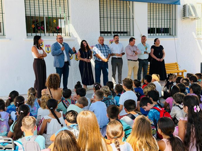 El alcalde de Vélez-Málaga, Jesús Lupiáñez, junto a la concejala de Educación, Lourdes Piña, y la directora del centro, Silvia Ranea, en el inicio del curso escolar en el CEIP San Faustino de Benajarafe.