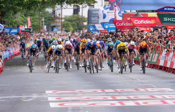 Ciclistas de La Vuelta llegando a meta en la plaza de toros de Sevilla. A 09 de septiembre de 2026, Sevilla (Andalucía, España). Sevilla acoge este miércoles, 9 de septiembre, la 17ª  etapa de La Vuelta Ciclista a España, cuya 81ª edición se celebra entre