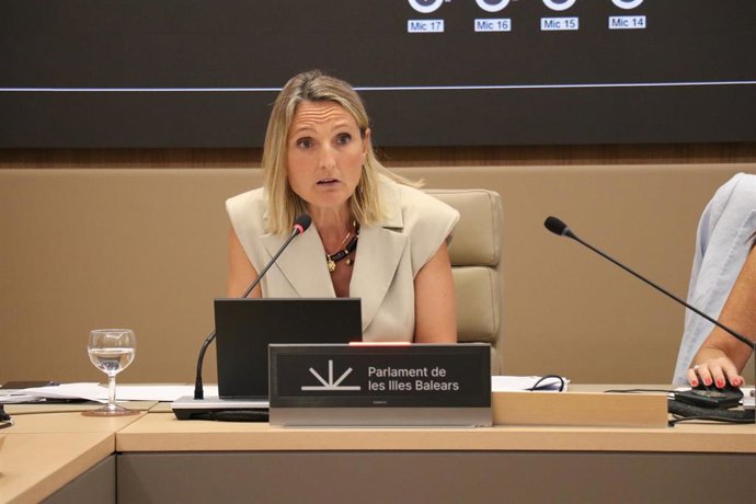 La consellera de Trabajo, Función Pública y Diálogo Social, Catalina Cabrer, en el Parlament.