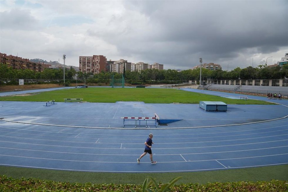 Archivo - Campo de césped y pistas de atletismo del complejo polideportivo Can Dragó, a 23 de julio de 2025, en Barcelona