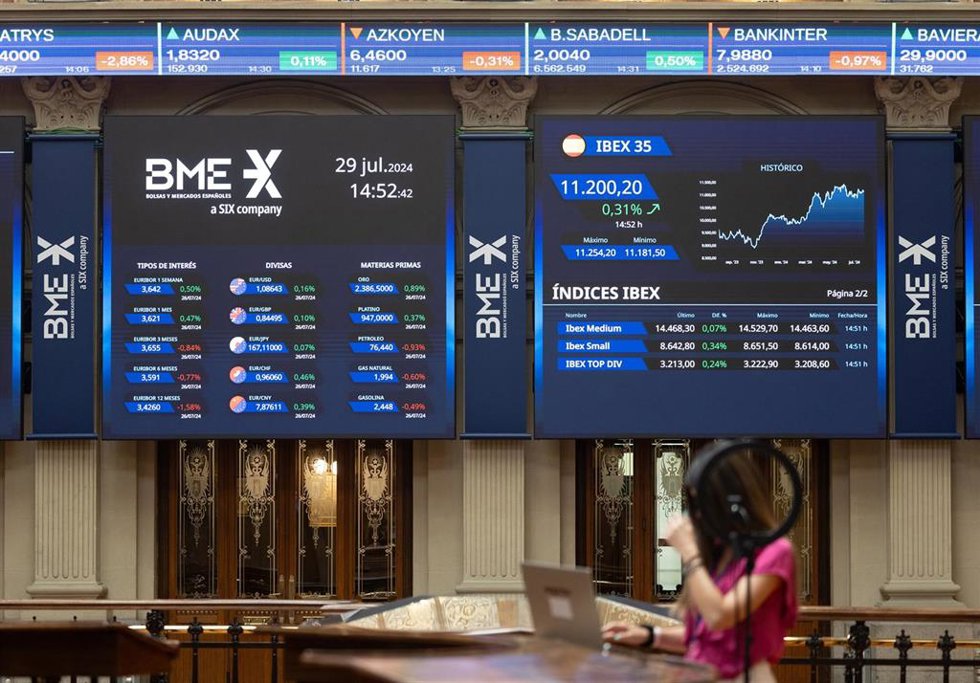 Archivo - Un panel del Ibex 35, en el Palacio de la Bolsa.