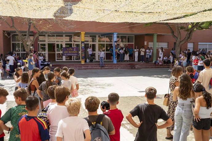 Niños inician el curso escolar en Mairena (Sevilla)