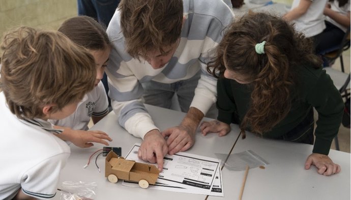 Alumnos participan en una actividad de Endesa Educa Digital, una plataforma en línea y gratuita para acercar el mundo de la energía y el uso responsable impulsada por Fundación Endesa