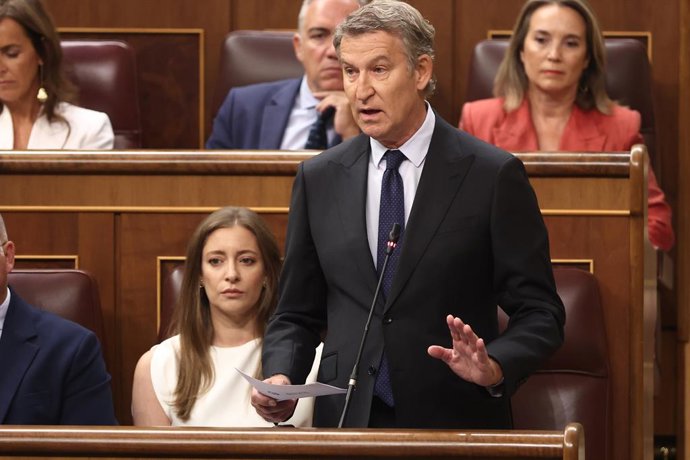 O presidente do Partido Popular, Alberto Núñez Feijóo, discursa durante uma sessão plenária no Congresso dos Deputados, em 9 de setembro de 2026, em Madri (Espanha). O governo enfrenta a primeira sessão de questionamento após o início do período legislati