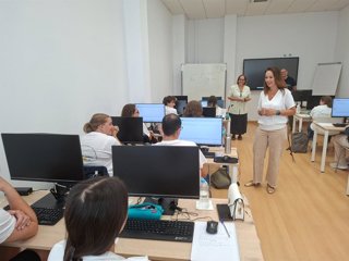 La delegada de Empleo, Empresa y Trabajo Autónomo, y de Inteligencia Artificial, Desarrollo Digital y Administración Pública de la Junta de Andalucía en Córdoba, Marina Montes, y la presidenta del Imdeec, Blanca Torrent, en la visita a los jóvenes.