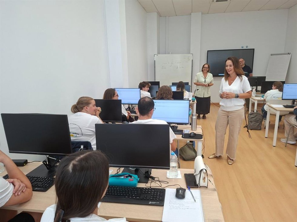 La delegada de Empleo, Empresa y Trabajo Autónomo, y de Inteligencia Artificial, Desarrollo Digital y Administración Pública de la Junta de Andalucía en Córdoba, Marina Montes, y la presidenta del Imdeec, Blanca Torrent, en la visita a los jóvenes.
