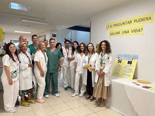 Profesionales de la Unidad de Salud Mental junto a la mesa informativa sobre el suicidio.