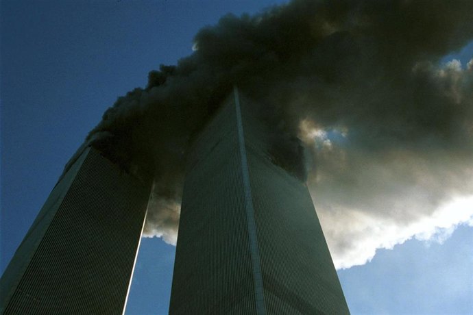 Archivo - Humo sale del World Trade Center, de 110 pisos, después de que dos aviones comerciales secuestrados se estrellaran contra las Torres Gemelas.